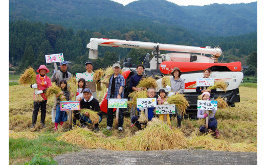 秋の稲刈り体験　自分で収穫したお米の味は格別