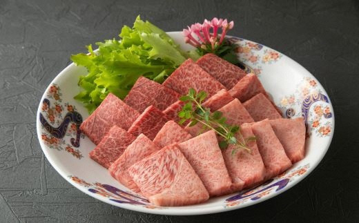 厳選した　熊本県産和牛の赤牛を焼肉用にカットしてます。