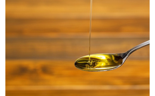 えごま油はオメガ３系脂肪酸のひとつであるα-リノレン酸を多く含んでおり、スプーン１杯で１日の目標量を摂ることができます。