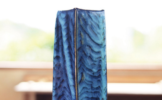 釉薬に松の灰を用いた松灰窯変釉の深い青色が魅力。