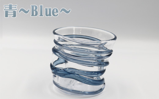 流れる水のようなシルエットで、清涼感たっぷりの青はリラックス効果も。