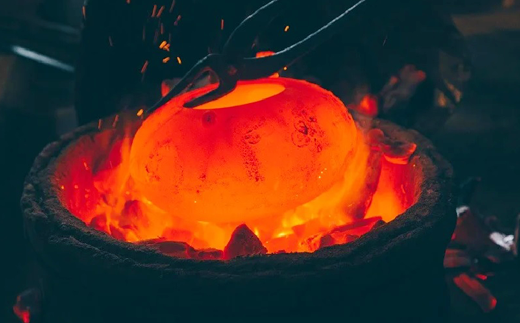炭火で一時間程度鉄瓶を焼くことで錆び止め処理を行う「金気止め」の工程