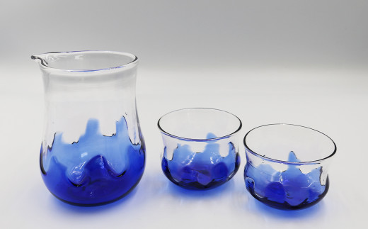 透き通る青のグラデーションと透明なガラスにより、注いだ冷酒の動きや香りをお楽しみいただけます。