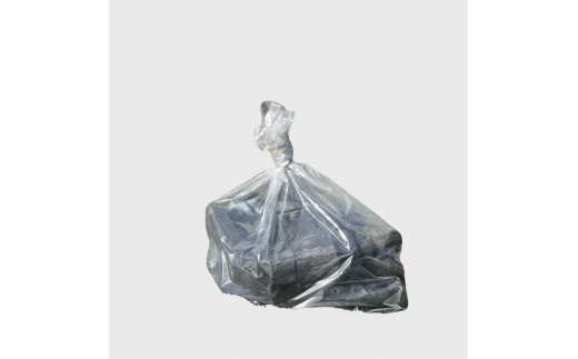 バラ炭を袋に入れた状態の画像です。この袋が３袋のセットです。