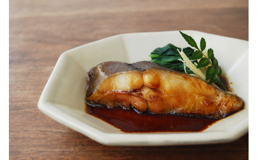 国産丸大豆醬油（こい口）は、魚の煮つけや、お刺身、冷奴などに。