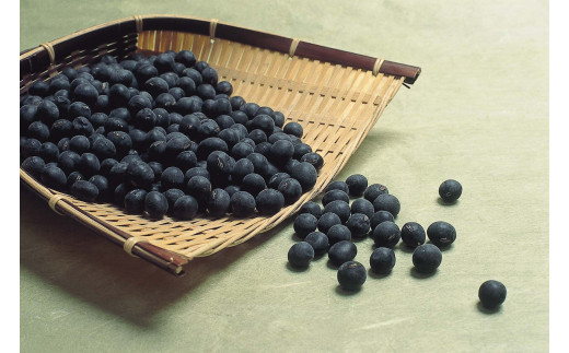 丹波篠山産の黒大豆だけを贅沢に使用。皮ごと丸々使用しているので、栄養素がたっぷり摂れます。