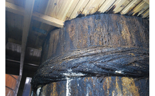 足立醸造の醤油は、130年使いこまれた木桶の中で長期熟成しています。