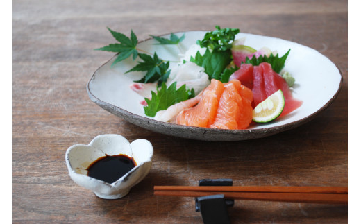 むらさきの滴は、お刺身やお寿司のつけ醤油に最適であり、素材の味を引き立てます。