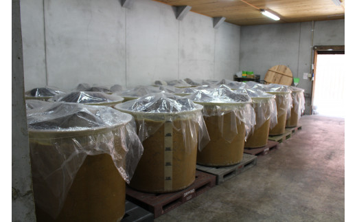 足立醸造の味噌は10ヶ月もの期間をかけてゆっくり熟成させる“天然醸造”。塩角のとれたまろやかな旨味が作られます。