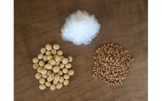 国産有機醤油の原材料は、有機栽培された大豆と小麦、赤穂の海水塩のみでとてもシンプル。