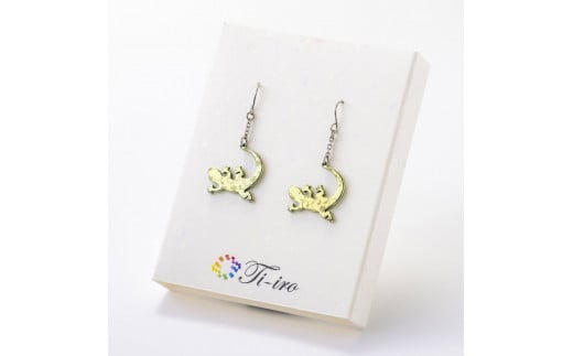 純チタン製アクセサリー（とかげ大）ピアス・イエロー