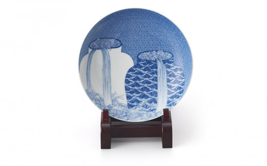 コバルトを主原料とした青色の絵具(呉須)の濃淡を使い分けて表現する染付という技法で描かれています。
