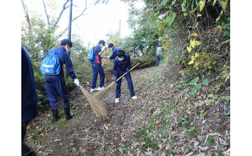 昨年度地元鴨川中学校と地元有志の方々と実施した亀井公園清掃活動の様子です。