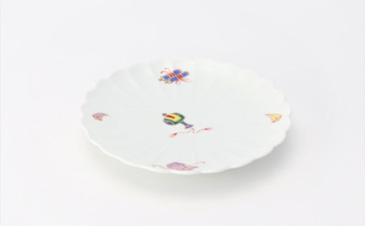 銘々皿：有田焼らしい艶やかな白磁に、縁起物の宝尽くしがデザインされています。