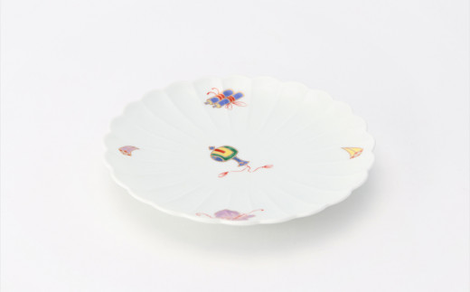 銘々皿：有田焼らしい艶やかな白磁に、縁起物の宝尽くしがデザインされています。