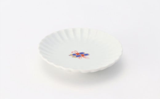 小皿：有田焼らしい艶やかな白磁に、縁起物の宝尽くしがデザインされています。
