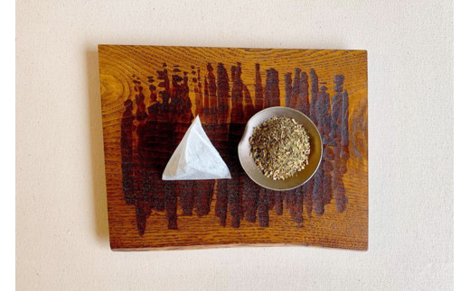 ティーバッグは、ピラミッド型タイプを採用しています。中で茶葉が広がり、茶葉の風味を効率よく引き出せる形状です。