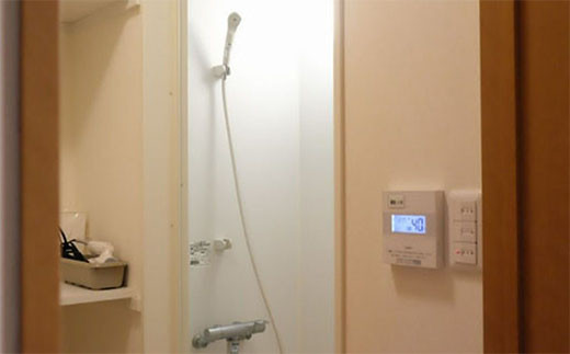 【シャワー室】白を基調とした清潔なシャワー室。2室ございます。
