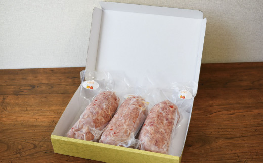 京丹波ぽーく粗挽きステーキ（ハバネロ味）を3本セットでお届けします。