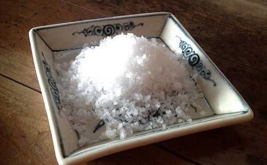 ◆「土佐の塩丸（白丸）」　
粗めの粒度です。
粒が固すぎず、軽く噛むだけで結晶がほどけていくのが特徴です。