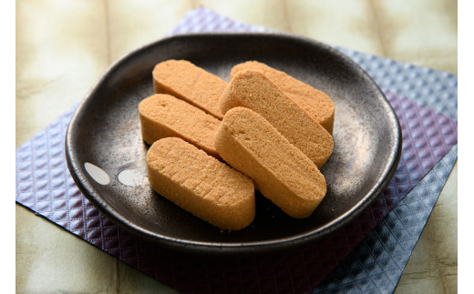 弊社人気No3北海道産きなこを三温糖と高温焙煎した焼澱粉と合わせ水飴を加えて練り固めた柔らかいきなこの打菓子です。