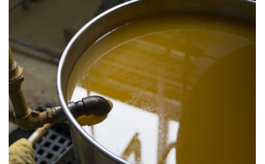 搾りたてのひまわりオイルは真っ黒。何度も丁寧に湯もみして、写真のような茶色に。最終的に綺麗な黄色になるまで濾過を繰り返します。