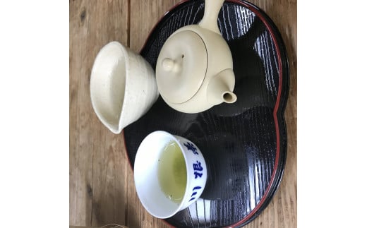 急須とお茶の入った湯呑の写真