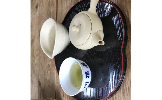 川根本町産川根銘茶8本セット、急須とお茶の入った湯呑の写真