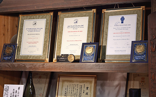 お酒の命とも言える仕込み水はモンドセレクションを３年連続最高金賞し、「国際最高品質賞」の栄誉も受けています。