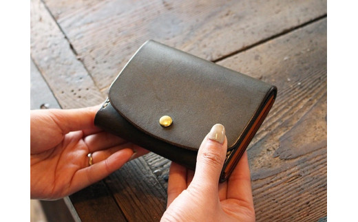 イタリアのトスカーナ地方で鞣された牛革を使用した、ハンドメイドのお財布です。 