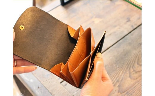  フラップを開けると、お財布、コイン、カードがひと目で分かるように設計されています。