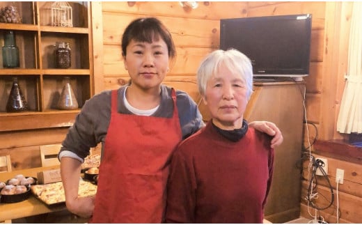 ミニトマトジュースを製造する鈴木さん(左)