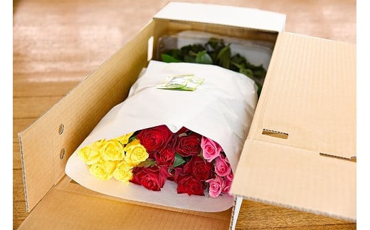 それぞれ長さ60cm以上のバラを20本お届けします。 バラを長くお楽しみいただけるように「切り花延命剤」をお付けしています。