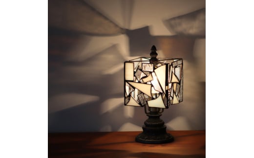＜Nijiiro Lamp＞ステンドグラスのテーブルランプ カケラ スクエア ホワイト【1348579】 736630 - 愛知県瀬戸市