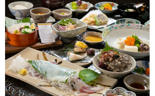 玄界灘の豊富な魚介類、そして野菜や果物、棚田のお米などの食材を使用した料理
