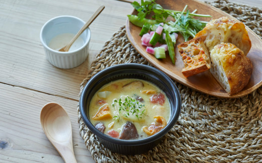 生姜とハーブの香り漂う黄金色の特製スープに、一口大にカットされた広田湾産のホヤ、陸前高田産のトマトなどが入った一杯