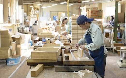 福山市新市町の自社工場で、多種多様な桐箱の製造を一貫して行なっています