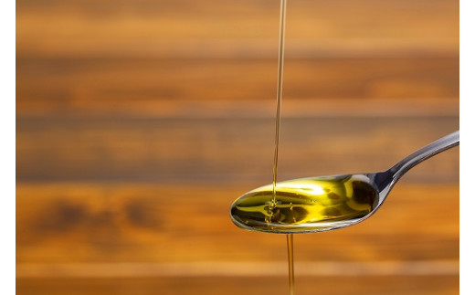 えごま油はオメガ３系脂肪酸のひとつであるα-リノレン酸を多く含んでおり、スプーン１杯で１日の目標量を摂ることができます。