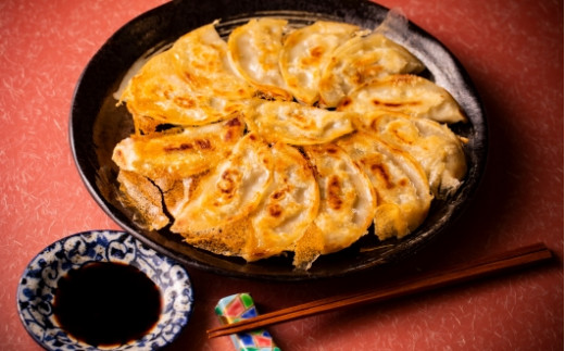 鶴居ポーク餃子は、自然豊かな鶴居村で大切に育てた深い味わいの豚肉を使用した餃子です。