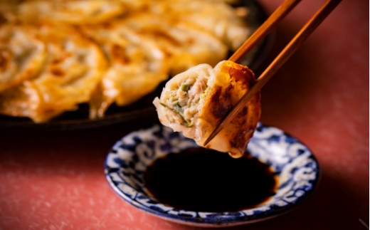 鶴居ポーク餃子は、自然豊かな鶴居村で大切に育てた深い味わいの豚肉を使用した餃子です。