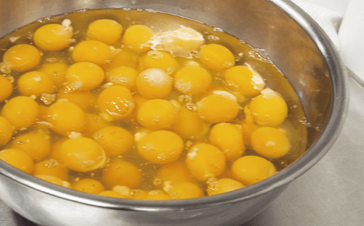 埼玉産の新鮮なブランド卵「彩の国」を、一つ一つ、丁寧に割ります。