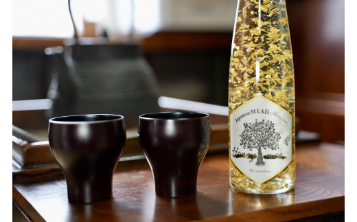 ミード酒（金箔入）375ml（1本）、ケヤキ漆酒盃（2個）経6.8cm×高さ7.2cm