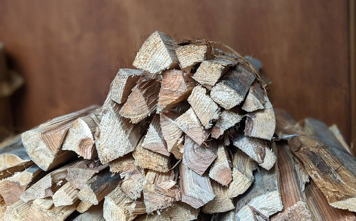 焚きつけ用に便利なサイズの薪（木端）とキャンプなどで使える通常サイズの薪をミックス。