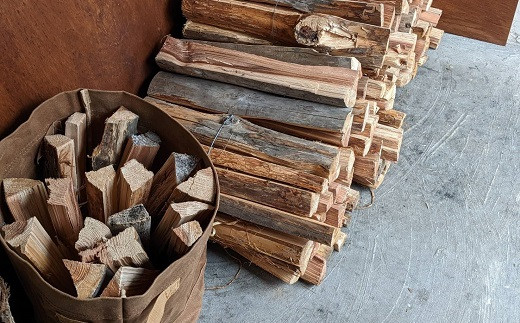 焚きつけ用に便利なサイズの薪（木端）とキャンプなどで使える通常サイズの薪をミックス。