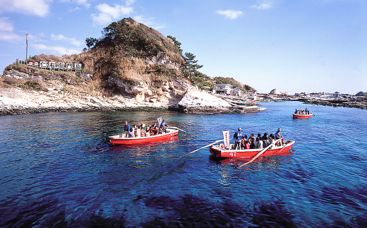 鴨川の海にぽっかりと浮かぶ、千葉県指定の名勝『仁右衛門島』は、新日本百景にも選ばれています。手こぎの渡し船で島に渡ります。