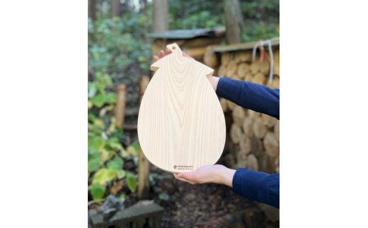 木のぬくもり　茄子のかたちのカッティングボード　木製　ハンドメイド　手作り　木のぬくもり　実用的　ウッドプレート　オシャレ　かわいい　可愛い　茄子　ナス　縁起物　お皿　食卓　バター　ホームパーティー　看板　案内板　映え　天然木　ヒノキ