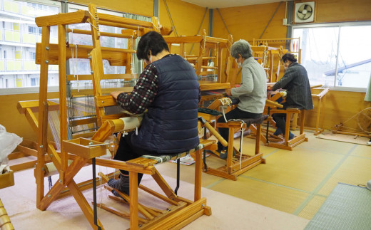 陸前高田市シルバー人材センターの裂き織りサークルのメンバーが作っています。