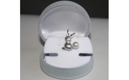 035-19】真珠の里 アコヤ真珠付 シルバー製かわいいウサギタック