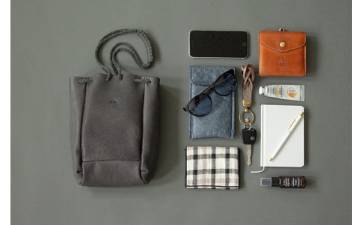 スマホ、お財布、鍵など、身近な必需品をこれ一つにまとめお出かけできる、ちょうど良いサイズの手提げバッグです。