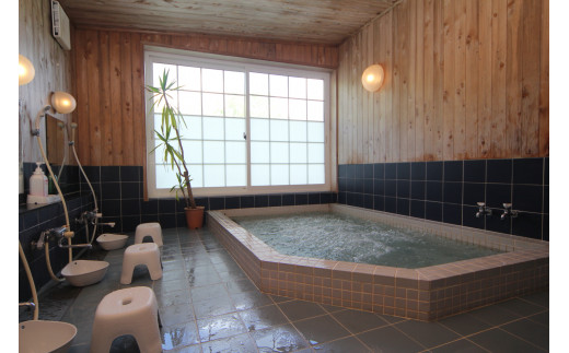 大浴場は国の天然石、ブラックシリカの温浴泡風呂！熱伝導が高いので、体の芯からポカポカと温まるのが特徴です。